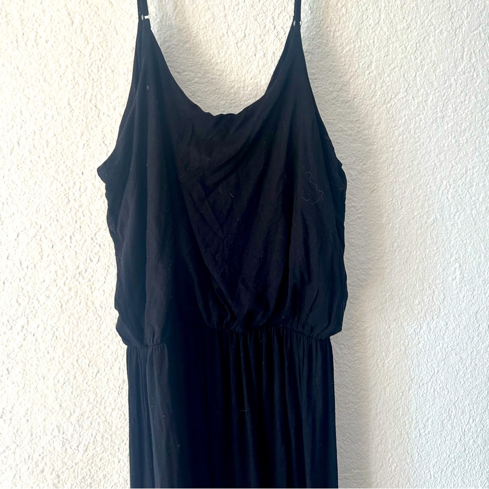 Maxi dress, adjustable straps, cinched at the waist